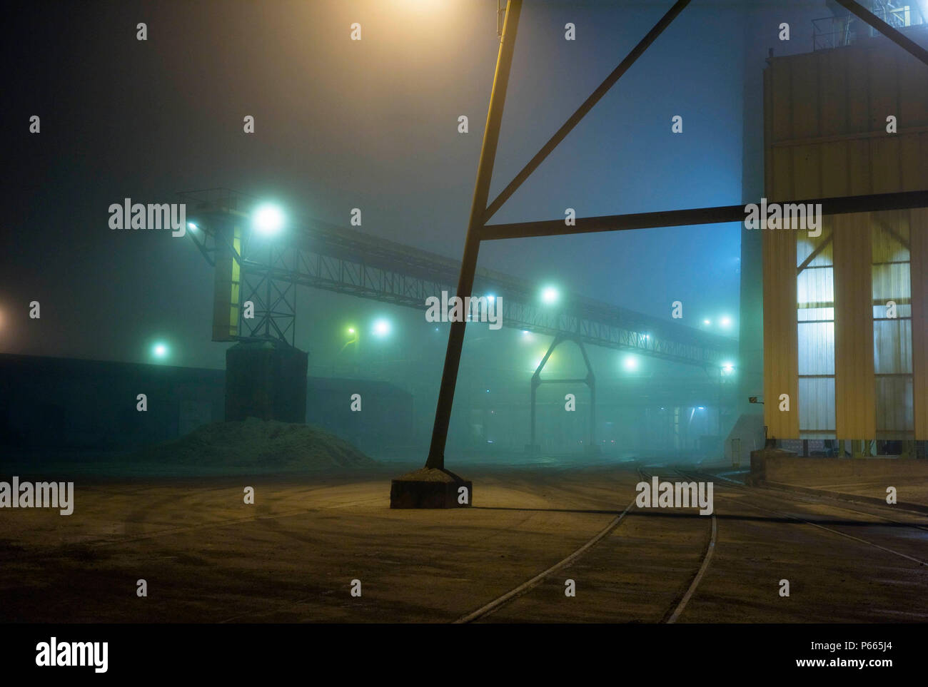 Gleise auf Loading Bay bei Nacht, Zuckerfabrik, Picardie, Frankreich Stockfoto