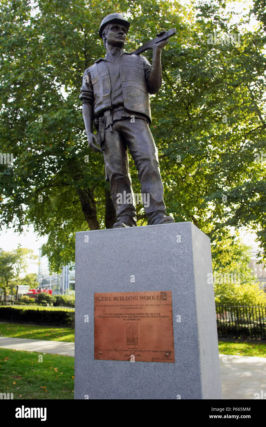 Gebäude Mitarbeiter Bronzestatue feiern das Leben der Arbeiter auf Baustellen getötet, Tower Hill, London. Bildhauer Alan Wilson erstellt die Abbildung w Stockfoto