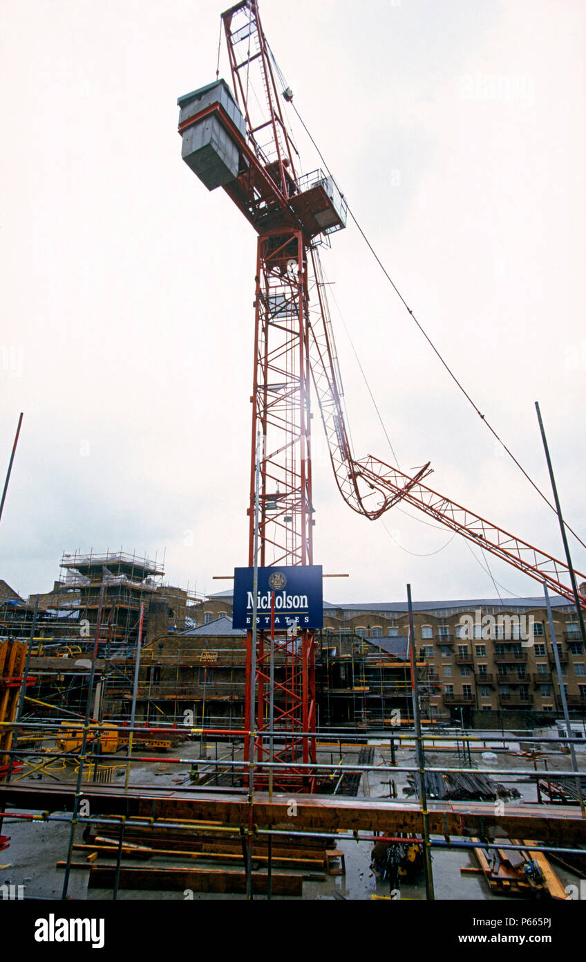 Turm Kran Unfall im Süden Londons. Der zerknitterte Jib bleibt prekär auf der Baustelle Stockfoto