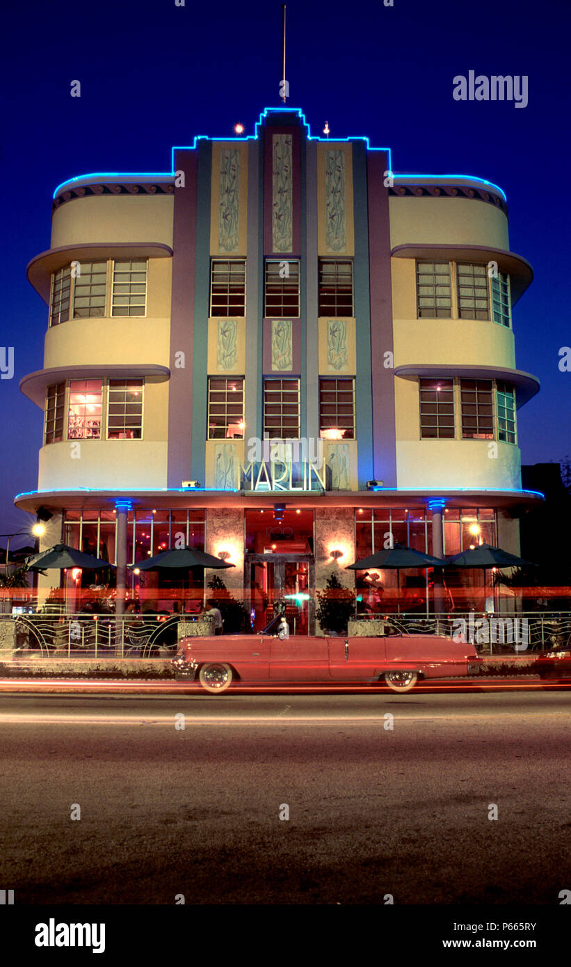 1930er Art Deco Architektur, Nacht, Neonlicht und vorbeifahrende Autos, Miami Beach, USA. Stockfoto