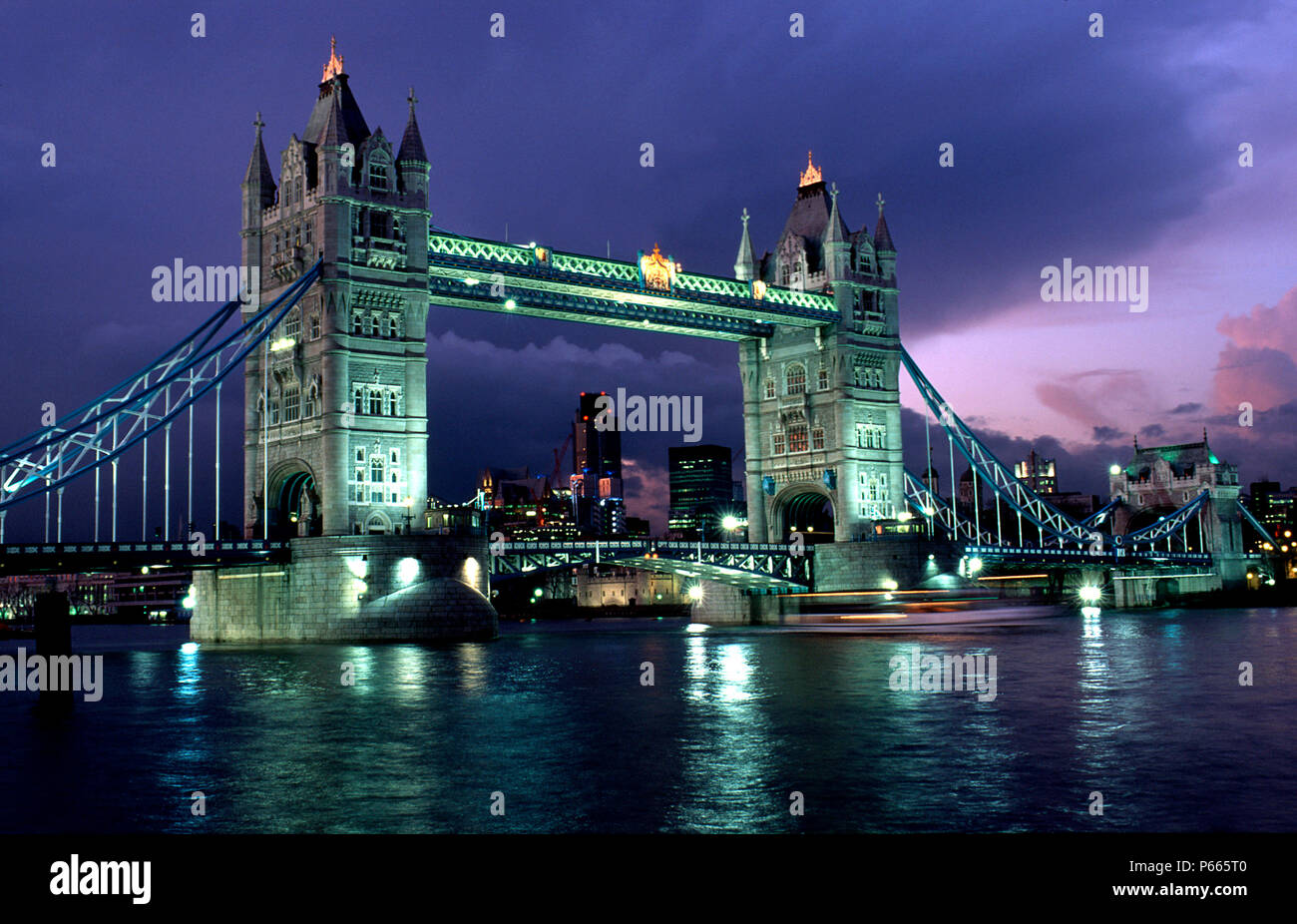 Tower Bridge bei Nacht, London, Vereinigtes Königreich. Stockfoto