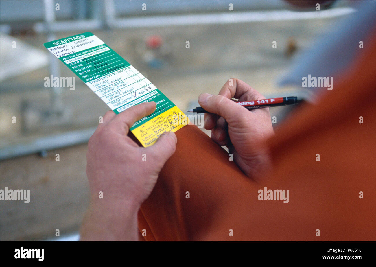 Detail des Arbeiters, die Gesundheit und Sicherheit Karte ausfüllen. Stockfoto
