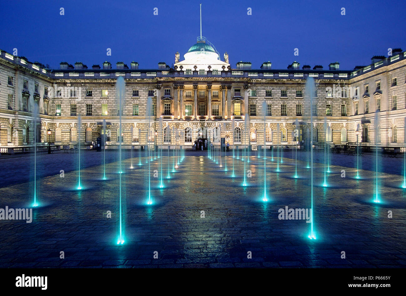 Anzeigen von Somerset House in der Nacht, London, Vereinigtes Königreich. Stockfoto
