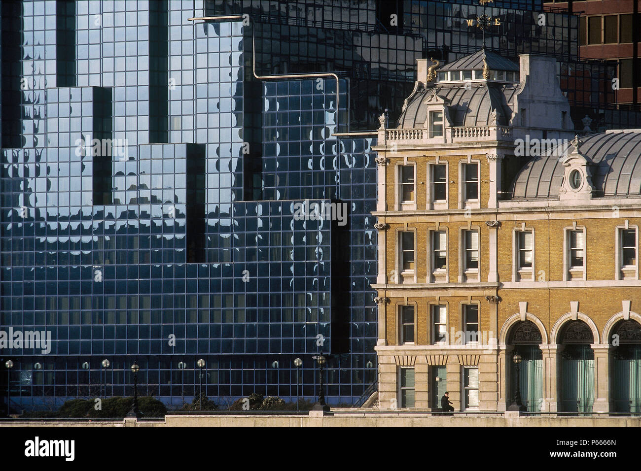 Moderne und traditionelle Fassaden. London, Vereinigtes Königreich Stockfoto