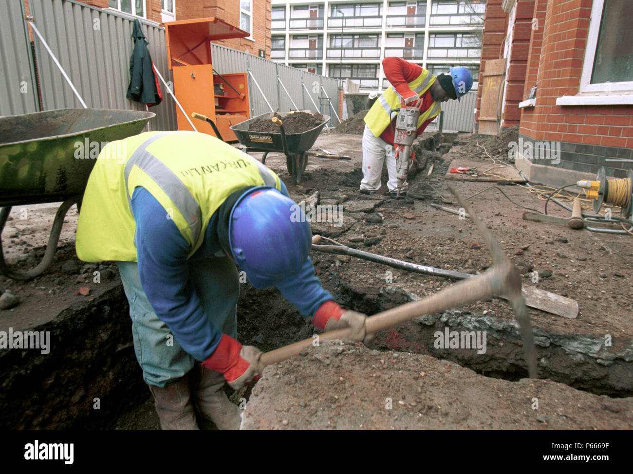 Arbeiter graben während der Häuser renoviert, East London Stockfoto