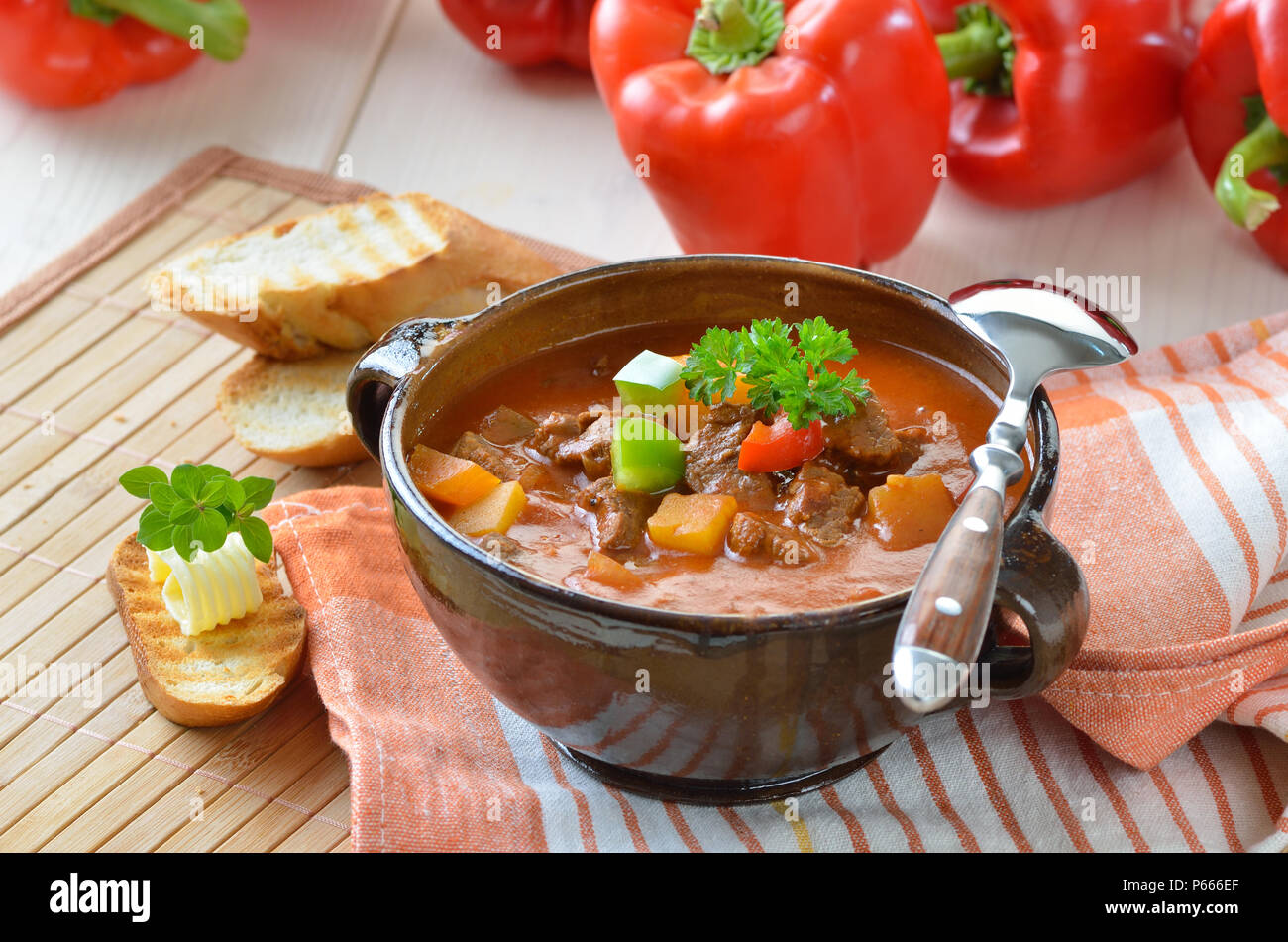 Typisch ungarische Gulaschsuppe mit Baguette Stockfotografie - Alamy