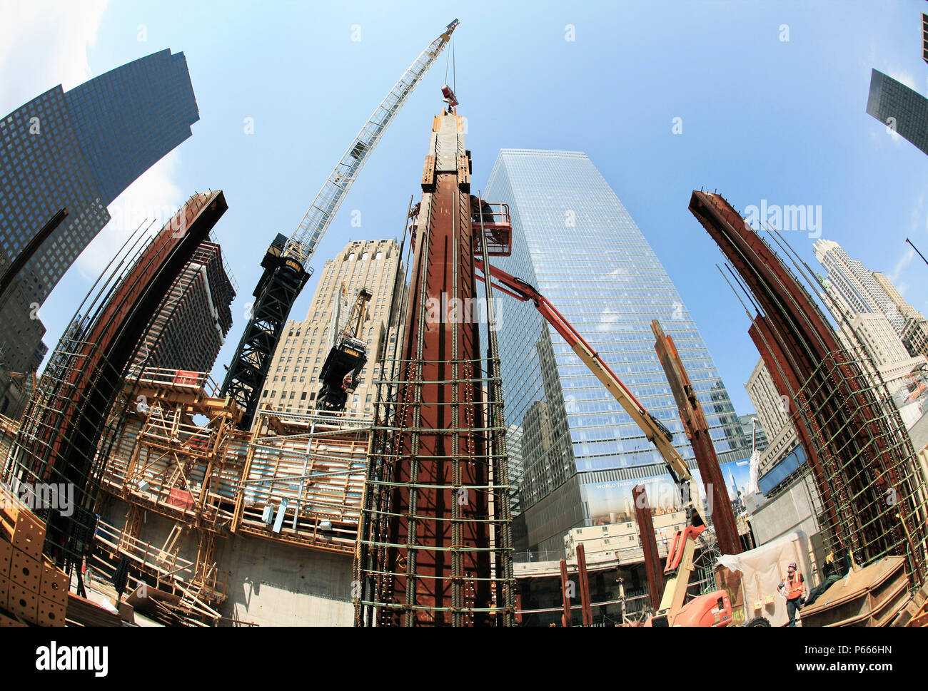 Mit 'g' Stahlstützen in Tower 1, der Struktur erreicht der Straße zum ersten Mal, Lower Manhattan, New York City, USA Stockfoto