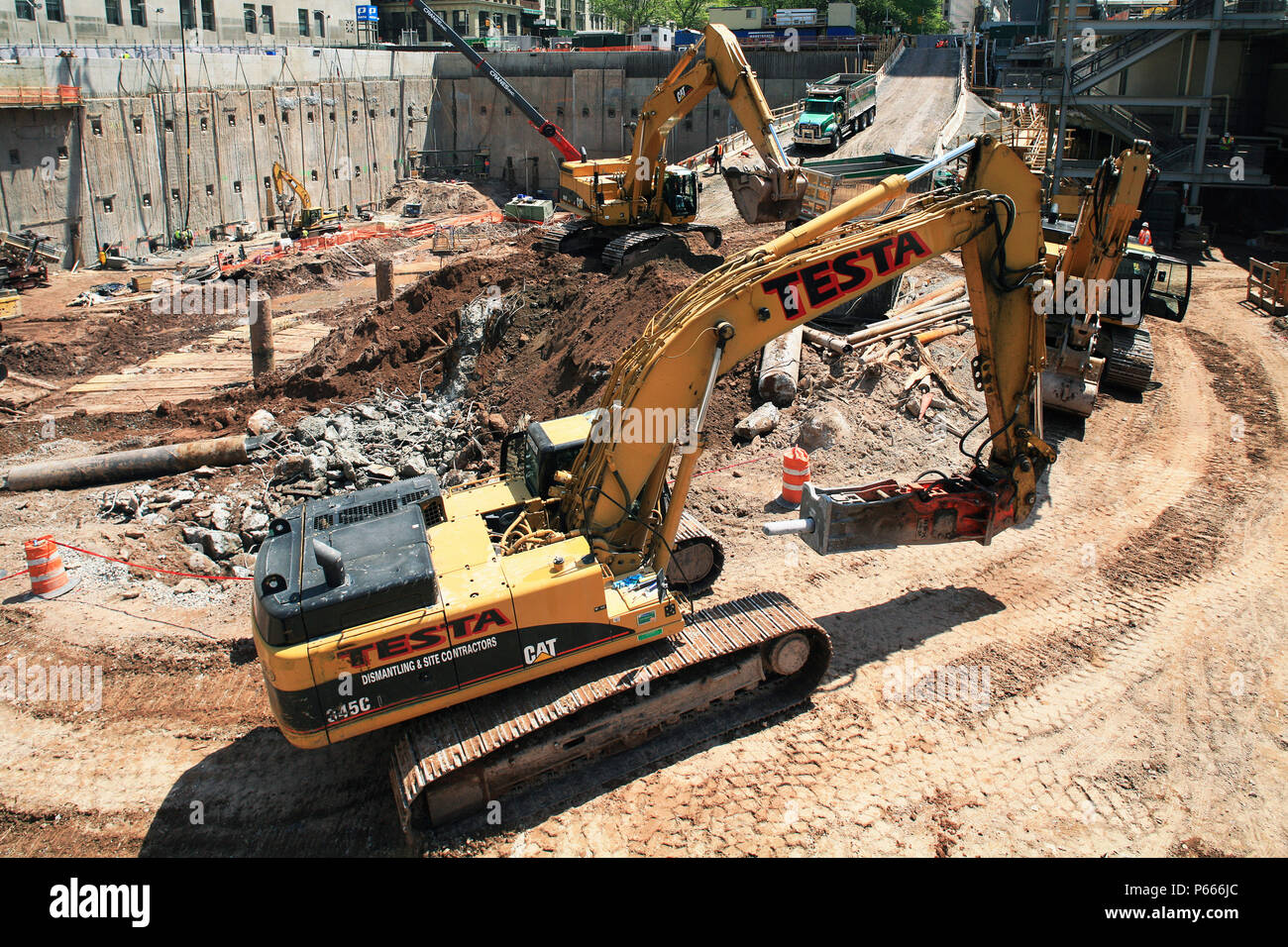 Hydraulikbaggern, die im Turm Zwei Ort, Lower Manhattan, New York City, USA Stockfoto