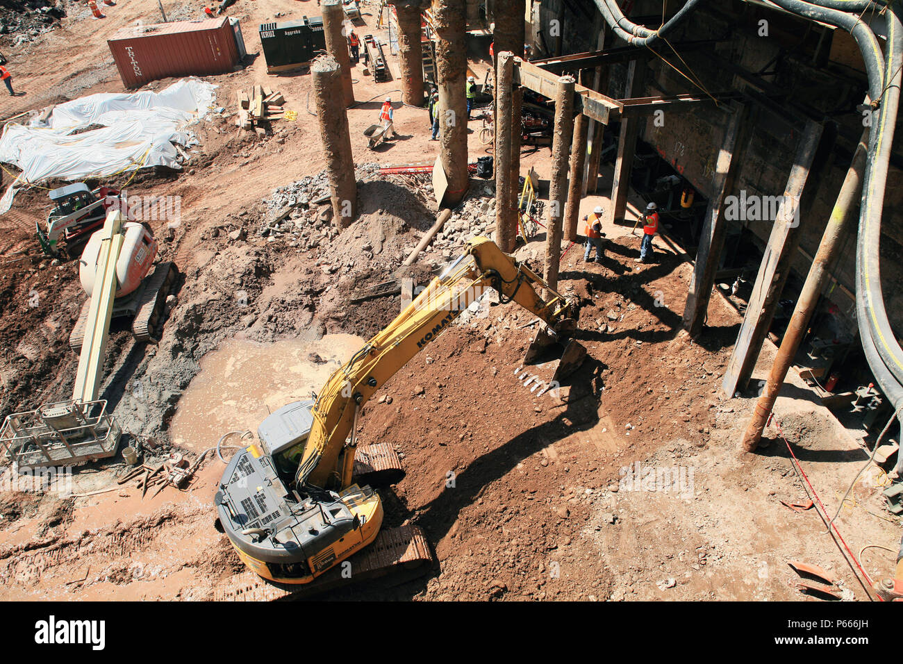 Ein Bagger bewegt sich die Erde auf Turm Zwei Ort, Lower Manhattan, New York City, USA Stockfoto