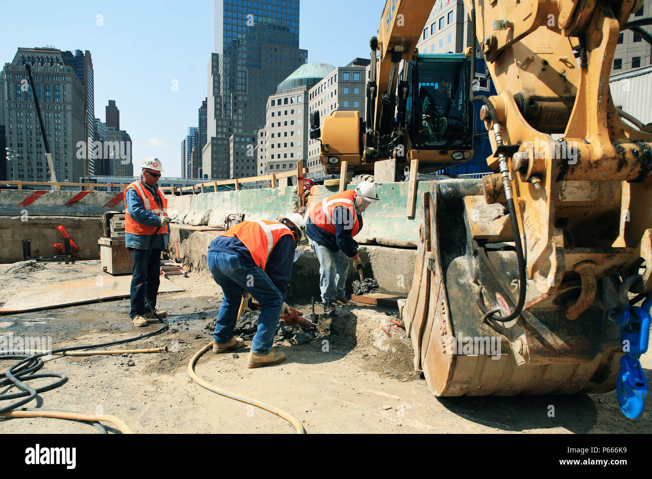 Arbeitnehmer auf Haul Road in der Nähe von Tower am World Trade Center Site, Lower Manhattan, New York City, USA Stockfoto
