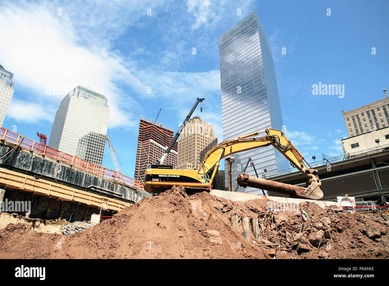 Ein Frontlader bewegt sich eine alte Stahl Spalte in der Nähe von Seacant Wand auf dem World Trade Center Lower Manhattan, New York City, USA Stockfoto