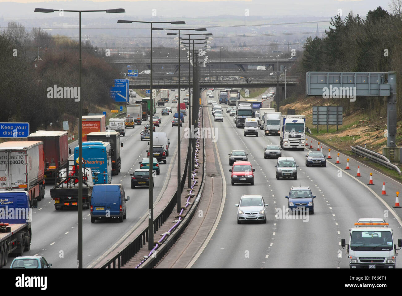 Verkehr auf M1 während der Erweiterung Projekt zwischen den Abfahrten 25 und 28, Nottinghamshire, Großbritannien, Februar 2008 Stockfoto