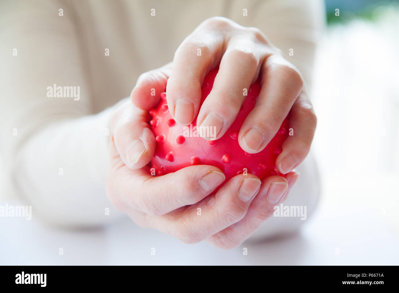 Älterer Mensch, Frau mit Rheuma macht Fingerübungen, Senioren, ältere Person bei ruhenden Hände, Rheuma Patienten Stockfoto