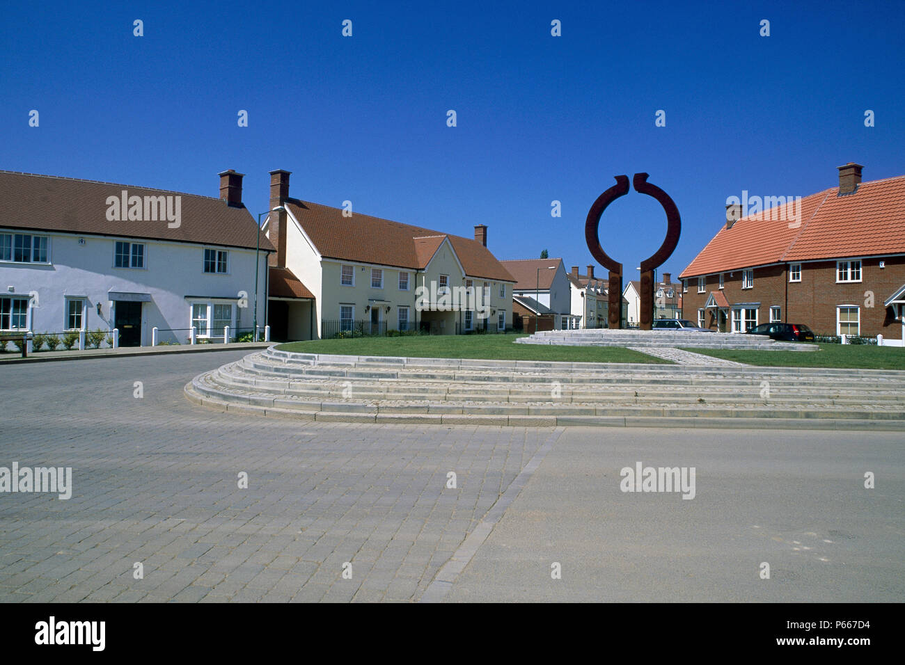 Kreisverkehr und Skulptur im neuen Wohngebiet. Great Notley Garden Village. Essex, Vereinigtes Königreich. Stockfoto