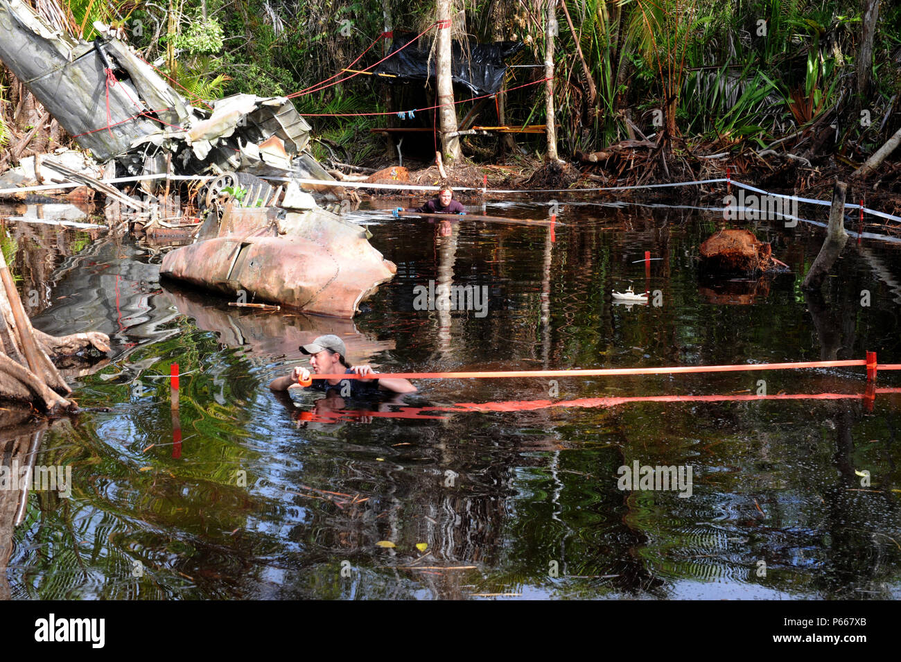 Dr. Laurel Freas, ein Anthropologe mit der Verteidigung POW/MIA Accounting Agentur (DPAA), re-marks Gitter am Ende der ajoint Feld Aktivität so abschließende Dokumentation in der Nähe von Wom-Dorf, Papua-Neuguinea, 3. Mai 2016 stattfinden kann. Mitglieder der DPAA in die Gegend, in der Hoffnung auf die Wiederherstellung der Überreste von drei Aircrew Mitglieder einer Mc Donnell-Douglass A-20 G Havok während des Zweiten Weltkrieges verloren bereitgestellt Die Mission von DPAA ist die möglichst vollständige Buchhaltung für unsere fehlenden Personal zu ihren Familien und der Nation zu stellen. (DoD Foto: Staff Sgt. Jocelyn Ford, USAF/freigegeben) Stockfoto
