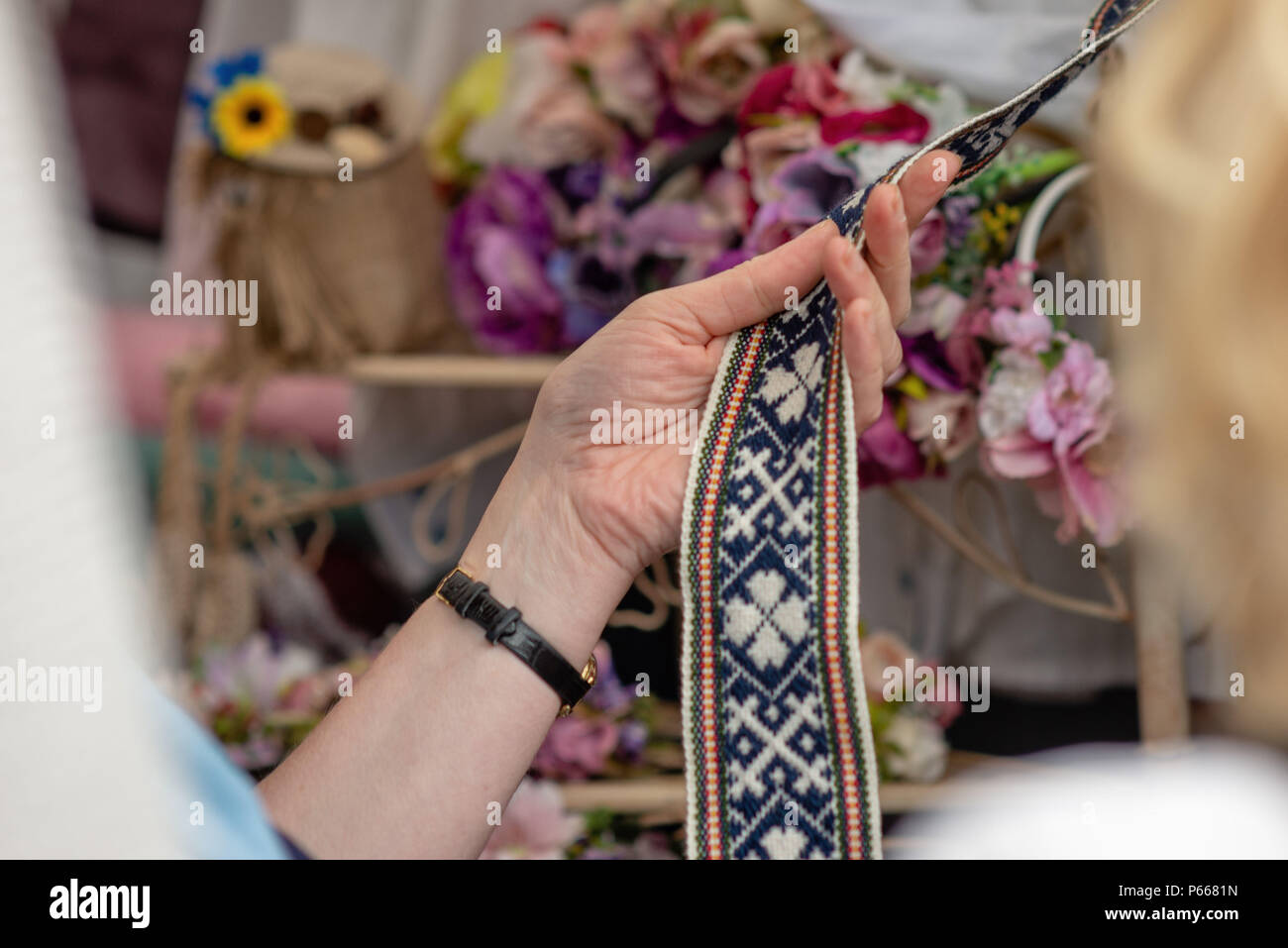 Frauen, handgefertigten gewebten Riemen. Zierpflanzen lettische Gürtel - Nationale Symbole Lettlands. Stockfoto
