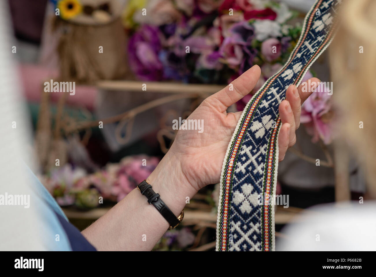 Frauen, handgefertigten gewebten Riemen. Zierpflanzen lettische Gürtel - Nationale Symbole Lettlands. Stockfoto