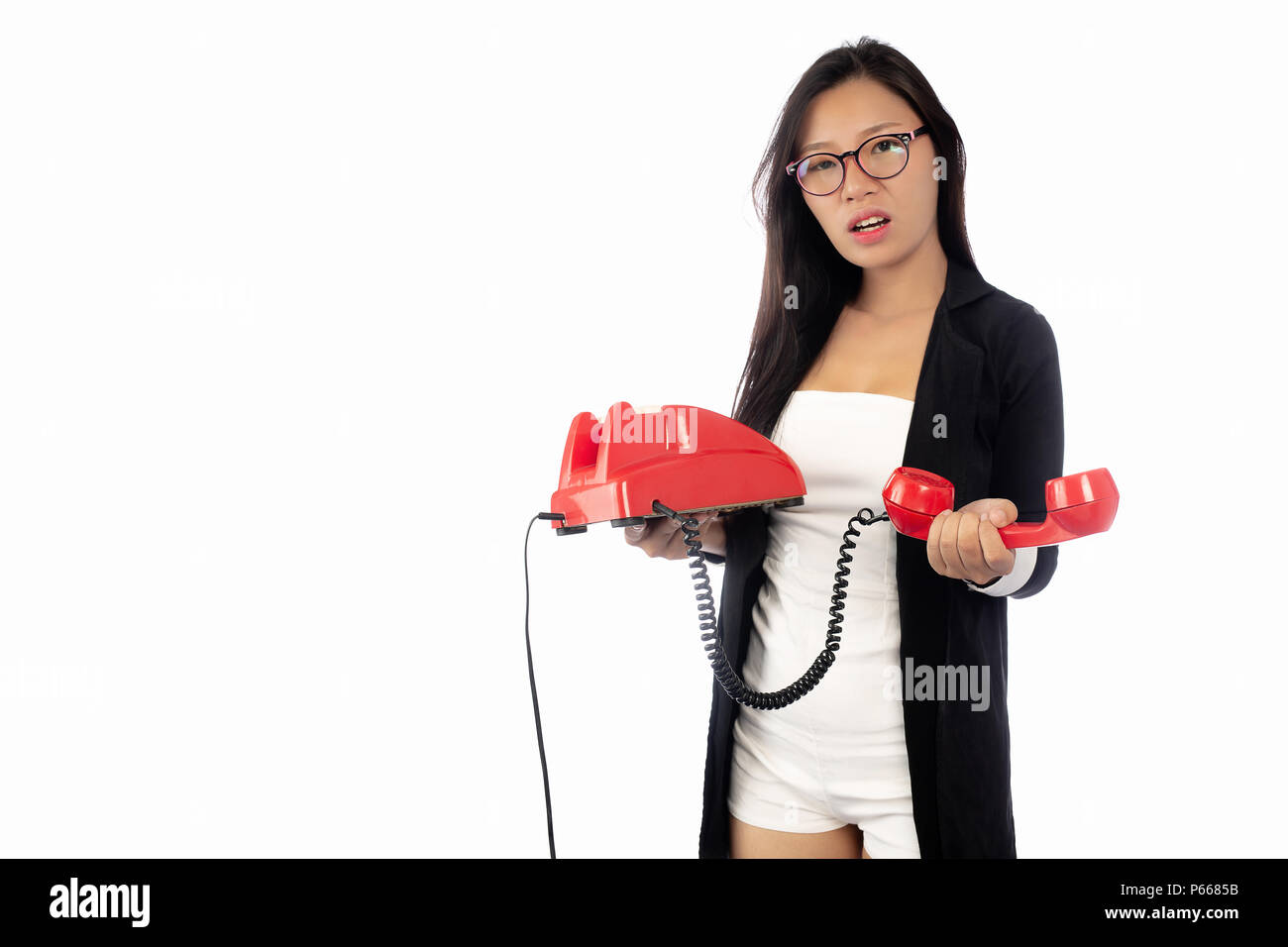 Studio Portrait von Young Business Frau mit roten Telefon. auf einem weißen Hintergrund. Stockfoto