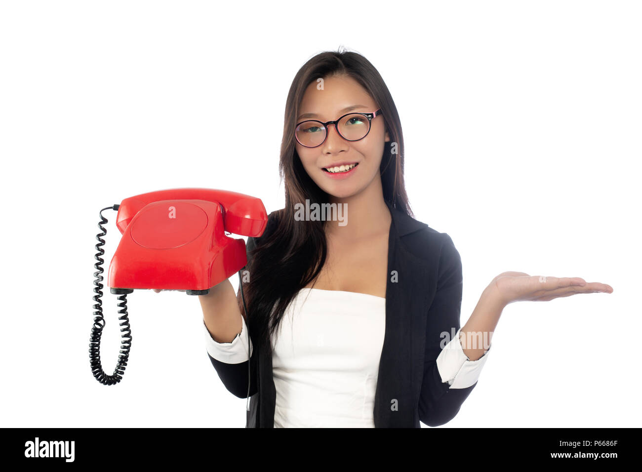 Studio Portrait von Young Business Frau mit roten Telefon. auf einem weißen Hintergrund. Stockfoto