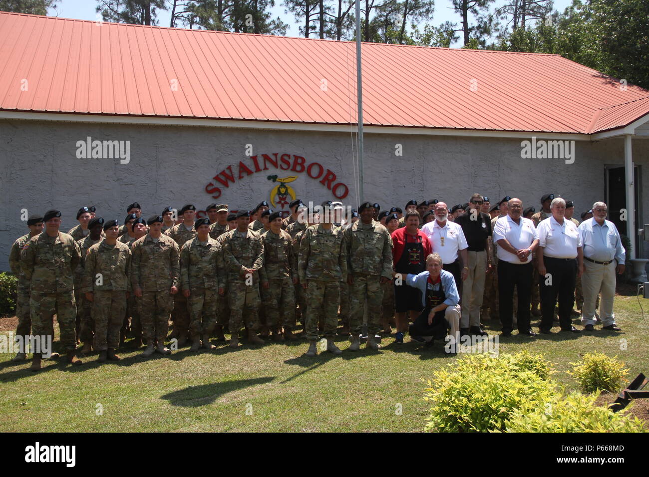 Soldaten des 1.Bataillon, 30 Infanterie Regiment, 2 Infantry Brigade Combat Team, 3rd Infantry Division pose mit Mitgliedern der Gemeinschaft nach dem Einmarsch der 71st jährlichen Pinetree Festival Grand Parade in Swainsboro, Ga., 7. Mai 2016. Veranstaltungen wie die Pinetree Festival ermöglichen Soldaten und Einheiten der 3. Inf. Div. zu kontinuierlich zu erstellen und die Beziehungen zu den Gemeinschaften der Umgebung Fort Stewart zu stärken. (U.S. Armee Foto von SPC. Nicholas Holmes/Freigegeben) Stockfoto