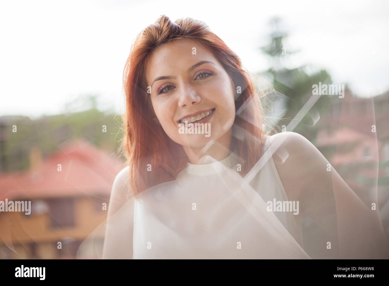 Portrait von wunderschöne rothaarige Frau im Sommer strahlen Stockfoto