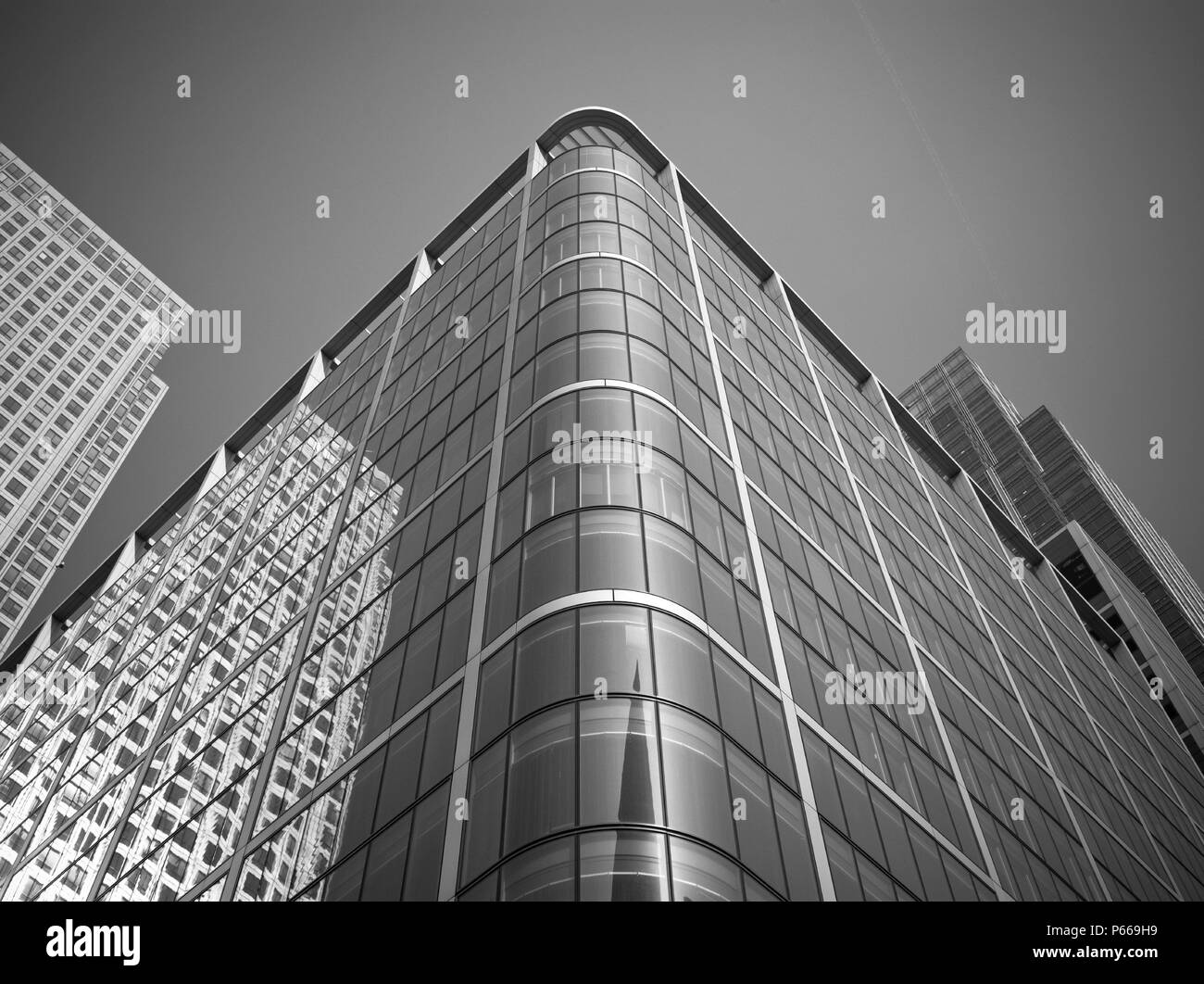 Low Angle View der Wolkenkratzer in Canary Wharf, London, Großbritannien Stockfoto