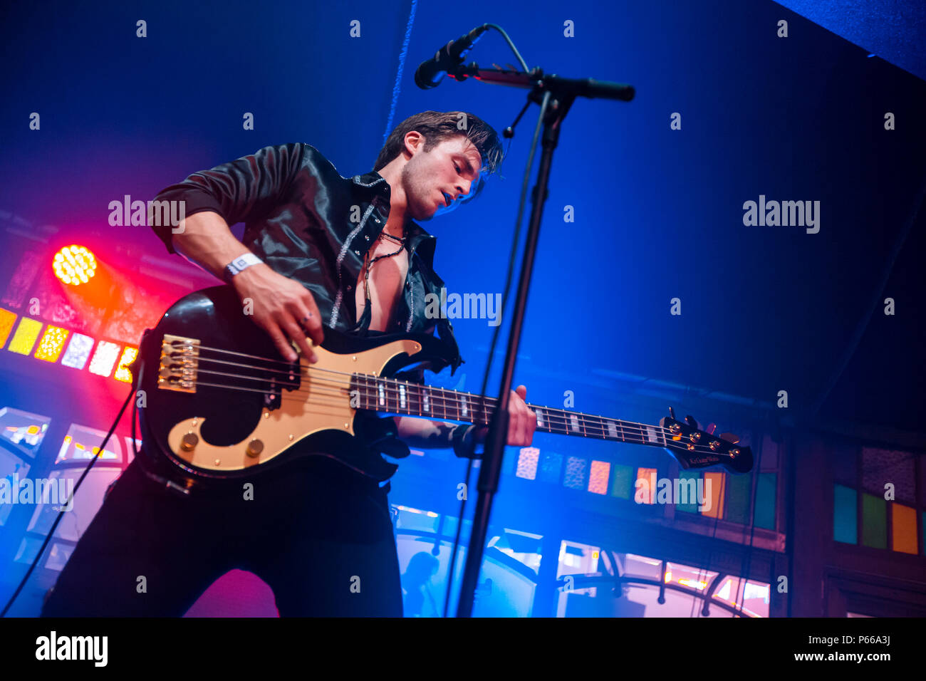 Norwegen, Bergen - Juni 12., 2018. Die englische Band The Struts führt ein Live Konzert während der norwegischen Musik Festival Bergenfest 2015 in Bergen. Hier Musiker Jed Elliot am Bass ist live auf der Bühne gesehen. (Foto: Gonzales Foto - Jarle H. Moe). Stockfoto