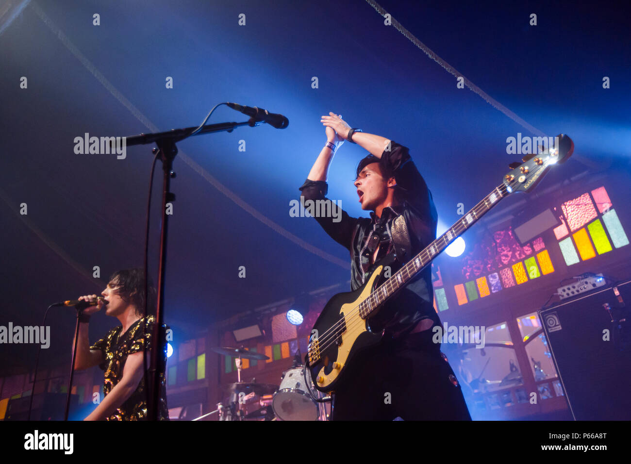 Norwegen, Bergen - Juni 12., 2018. Die englische Band The Struts führt ein Live Konzert während der norwegischen Musik Festival Bergenfest 2015 in Bergen. Hier Musiker Jed Elliot am Bass ist live auf der Bühne gesehen. (Foto: Gonzales Foto - Jarle H. Moe). Stockfoto