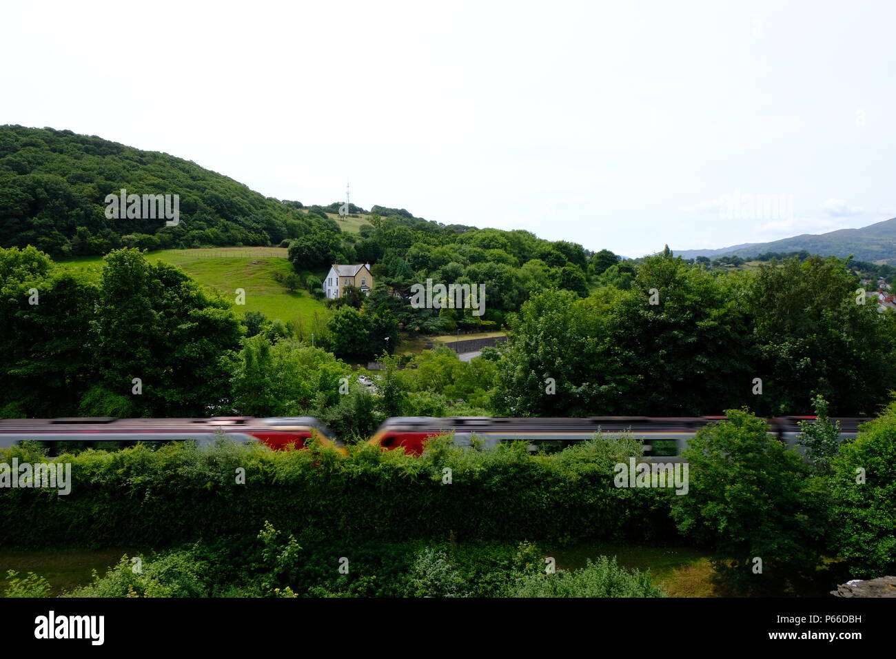 Fahrenden Zug in einem Waliser Tal (Conwy, Wales) Stockfoto