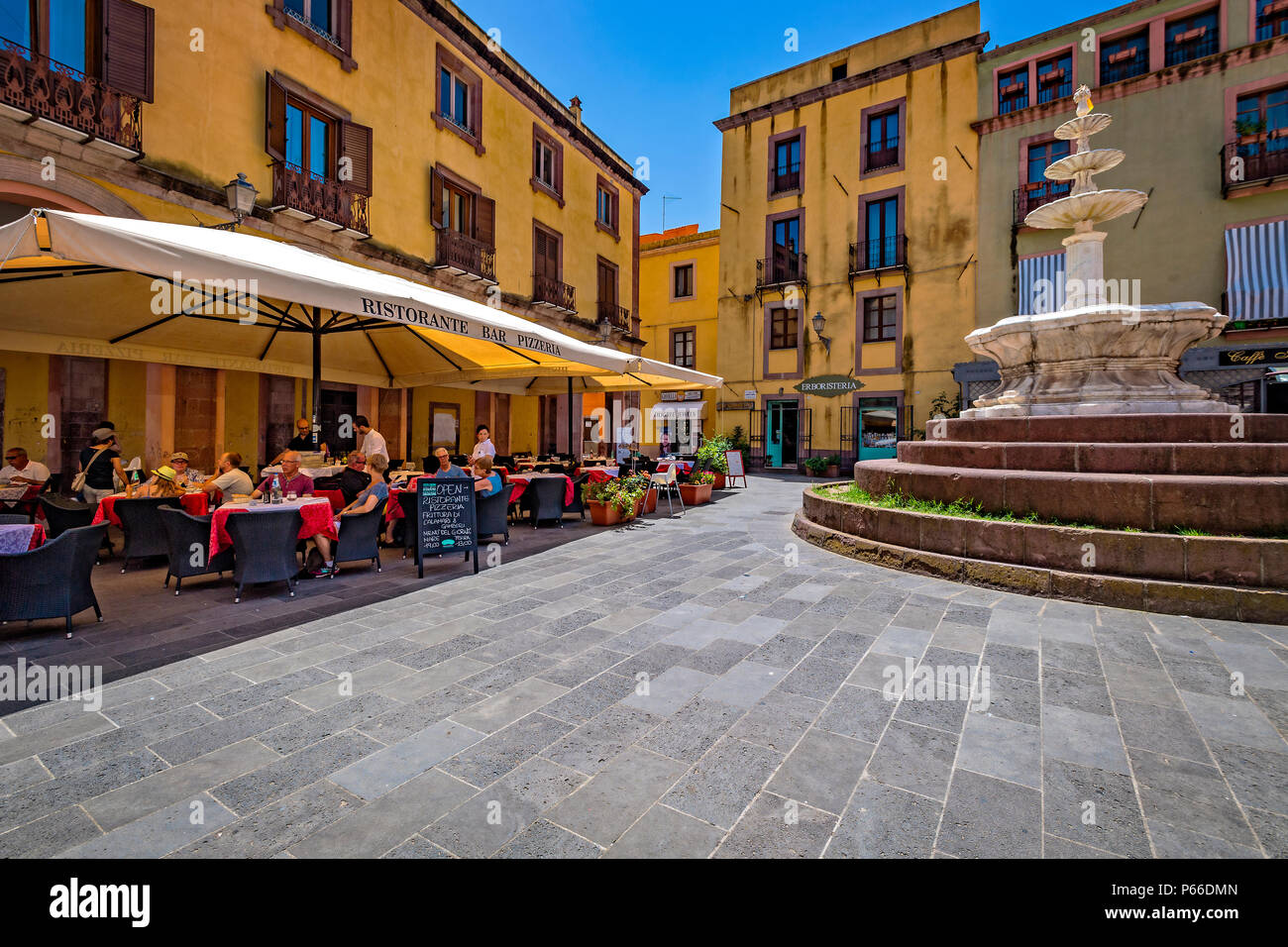 Italien Sardinien Bosa, Altstadt, Piazza Costituzione, Stockfoto