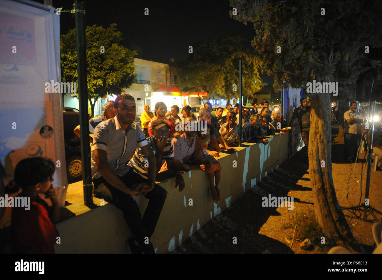 Oktober 21, 2014 - Tunis, Tunesien: Anhänger der islamistischen Ennahda Partei an einer kleinen Nachbarschaft treffen in die Arbeiterviertel zitieren El Khadhra. Die Ennahda Partei ist für seinen starken Wahlkampf an der Basis bekannt. Die bevorstehenden Parlamentswahlen, die Grube der säkularen Nidaa Tounes Partei gegen die Gemäßigten islamistischen Ennahda Partei, als wichtiger Test der fragilen Übergang des nordafrikanischen Landes zur Demokratie zu sehen ist. Reunion de quartier organizee par le Parti islamiste Ennahda dans la Cite El Khadhra electorale lors de la Campagne pour les Legislativvorschlägen de 2014. Le Mouvement Enn Stockfoto