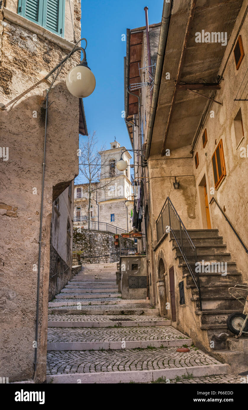 Strada San Rocco, Straße in der Stadt Scanno, Abruzzen Massiv, zentralen Apenninen, Abruzzen, Italien Stockfoto