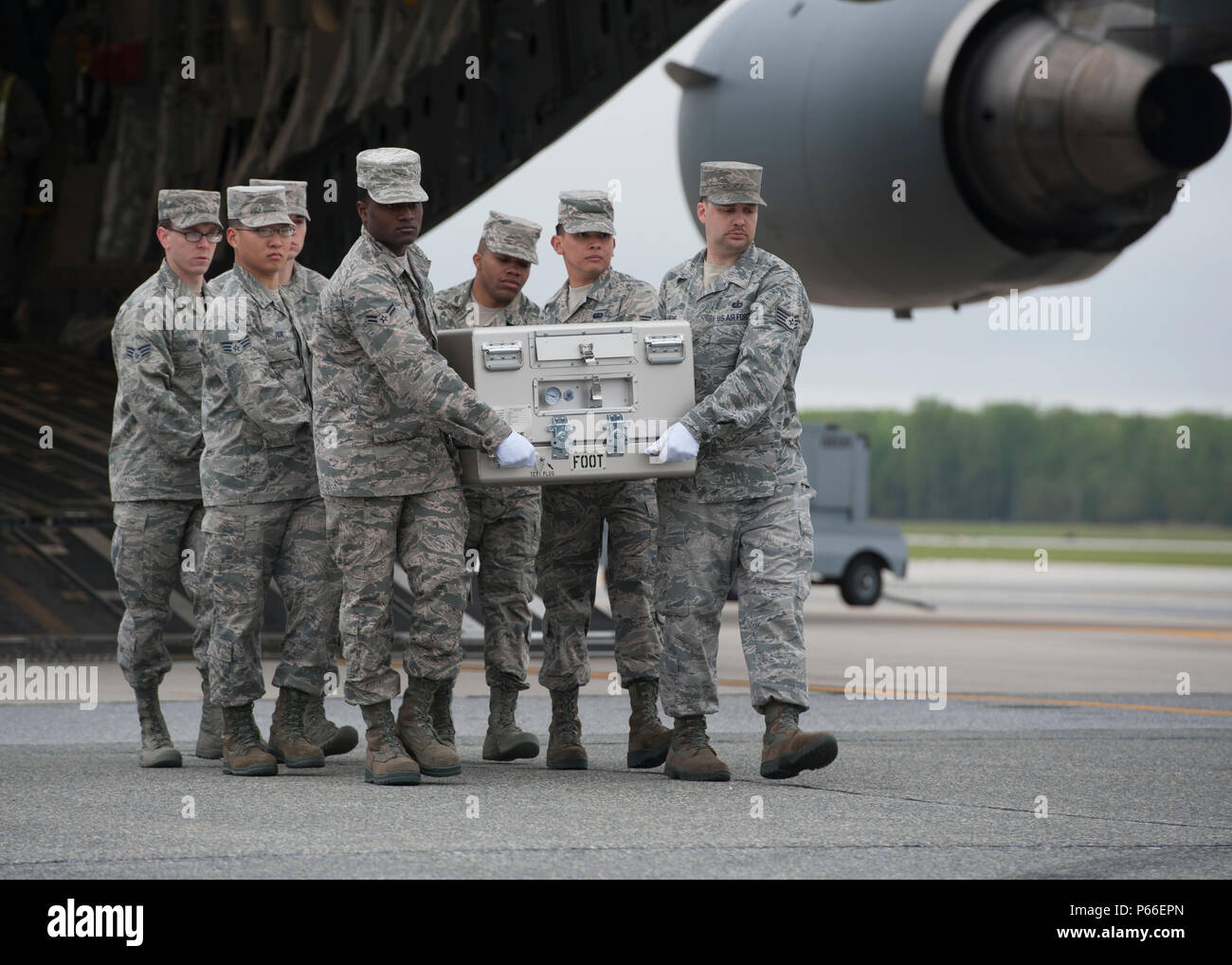 Ein US Air Force führen Team trägt eine leere Verteilergetriebe am gefalteten Flag 2016 Masse Verhängnis würdige Übertragung übung Mai 4, 2016, in Dover Air Force Base, Del tragen Team bestand aus Flieger, die derzeit für die Luftwaffe Leichenhalle Angelegenheiten Operationen eingesetzt werden. (U.S. Air Force Foto/Senior Airman Zachary Cacicia) Stockfoto