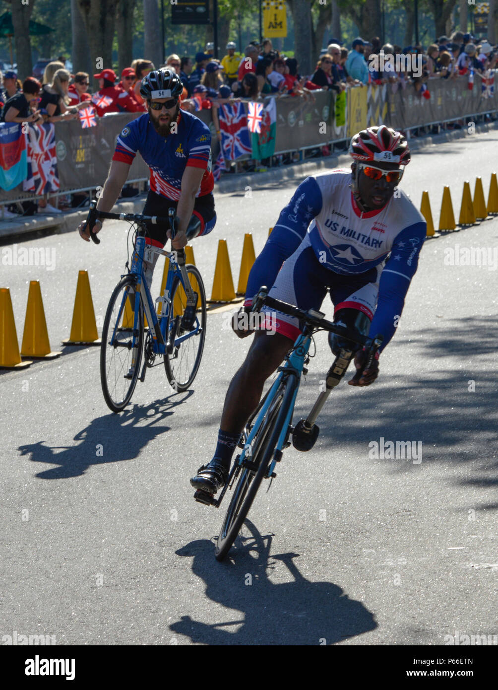 160509-F-WU 507-009: Armee Kapitän William Reynolds (Ret.) und Sgt. Stefan Leroy (Ret.), Team USA, Pedal durch eine Ecke im Radfahren Endrunden an den 2016 Invictus Spiele bei den ESPN weite Welt des Sports in den Walt Disney World, Orlando, Fla., 9. Mai 2016. Die 2016 Invictus Games trat offiziell mit der Zeremonie am 8. Mai und 15 Nationen werden durch Mai 12 in mehreren adaptive Sportveranstaltungen konkurrieren. (U.S. Air Force Foto von Senior Master Sgt. Kevin Wallace/freigegeben) Stockfoto
