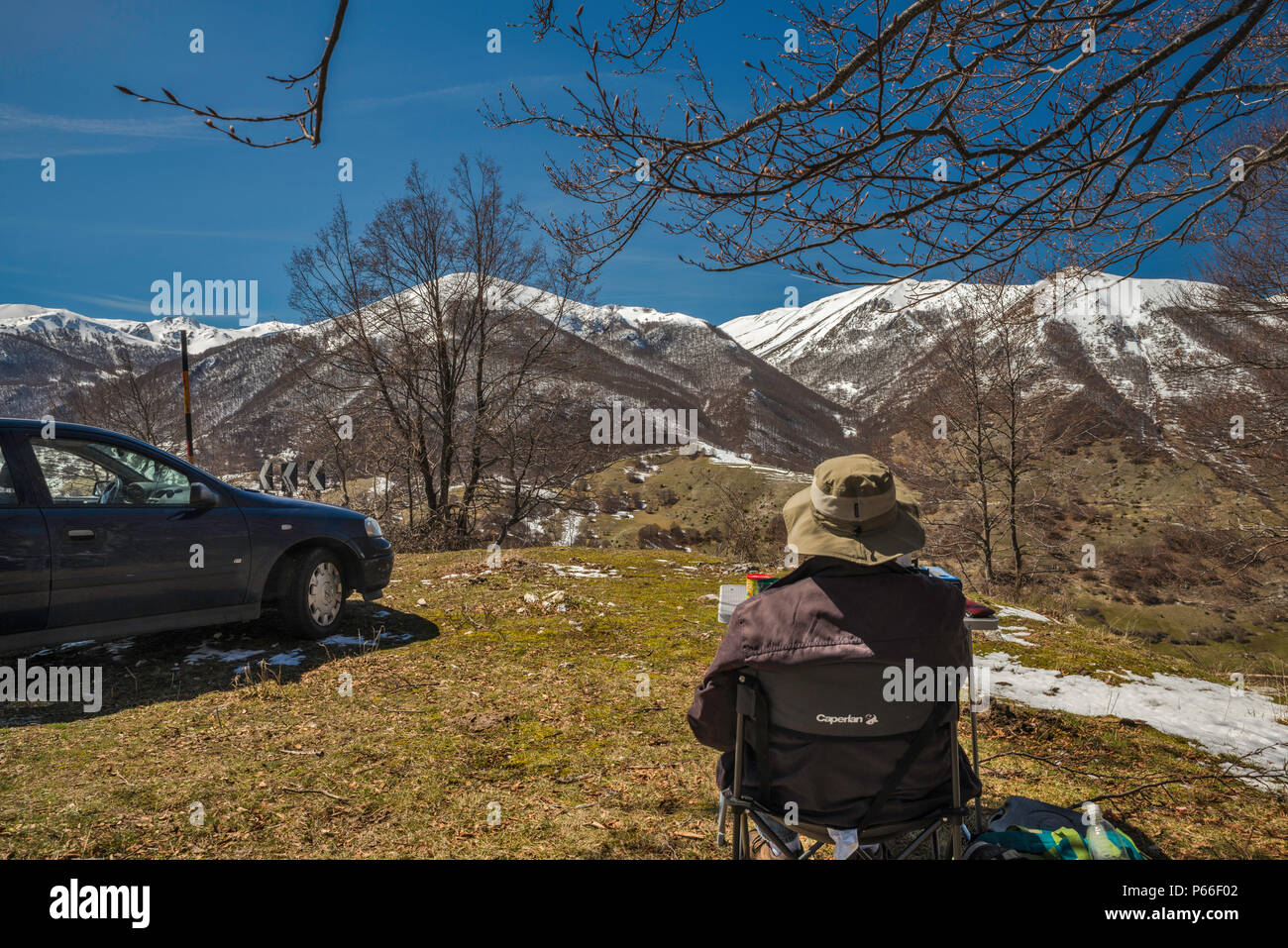 Besucher in Montagna Grande, Anfang April, südlich von Scanno, Abruzzen Massiv, zentralen Apennin, Abruzzen Nationalpark, Abruzzen, Italien Stockfoto