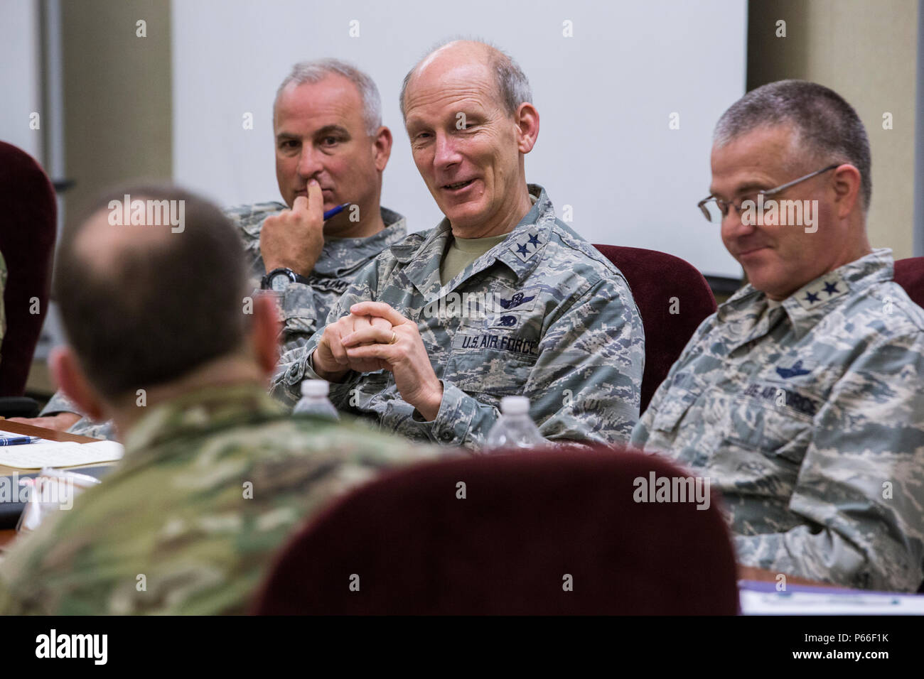 General Robert B. Abrams, Commander, US Army Forces Command, trifft sich mit den Adjutanten Generäle und ihre Vertreter von Federal Emergency Management Agency Regionen 1 und 2, die Connecticut, Maine, Massachusetts, New Hampshire, New Jersey, New York, Puerto Rico, Rhode Island, Vermont, und die Virgin Islands, auf der New Jersey Nationalgarde gemeinsame Ausbildung und Training Development Center, am gemeinsamen Basis McGuire-Dix-Lakehurst umfasst , N.j., 5. Mai 2016. Das Treffen ist ein Teil einer Reihe von Engagements zwischen dem Kommandeur des FORSCOM und Adjutanten General, die ein Forum für Infor bieten Stockfoto