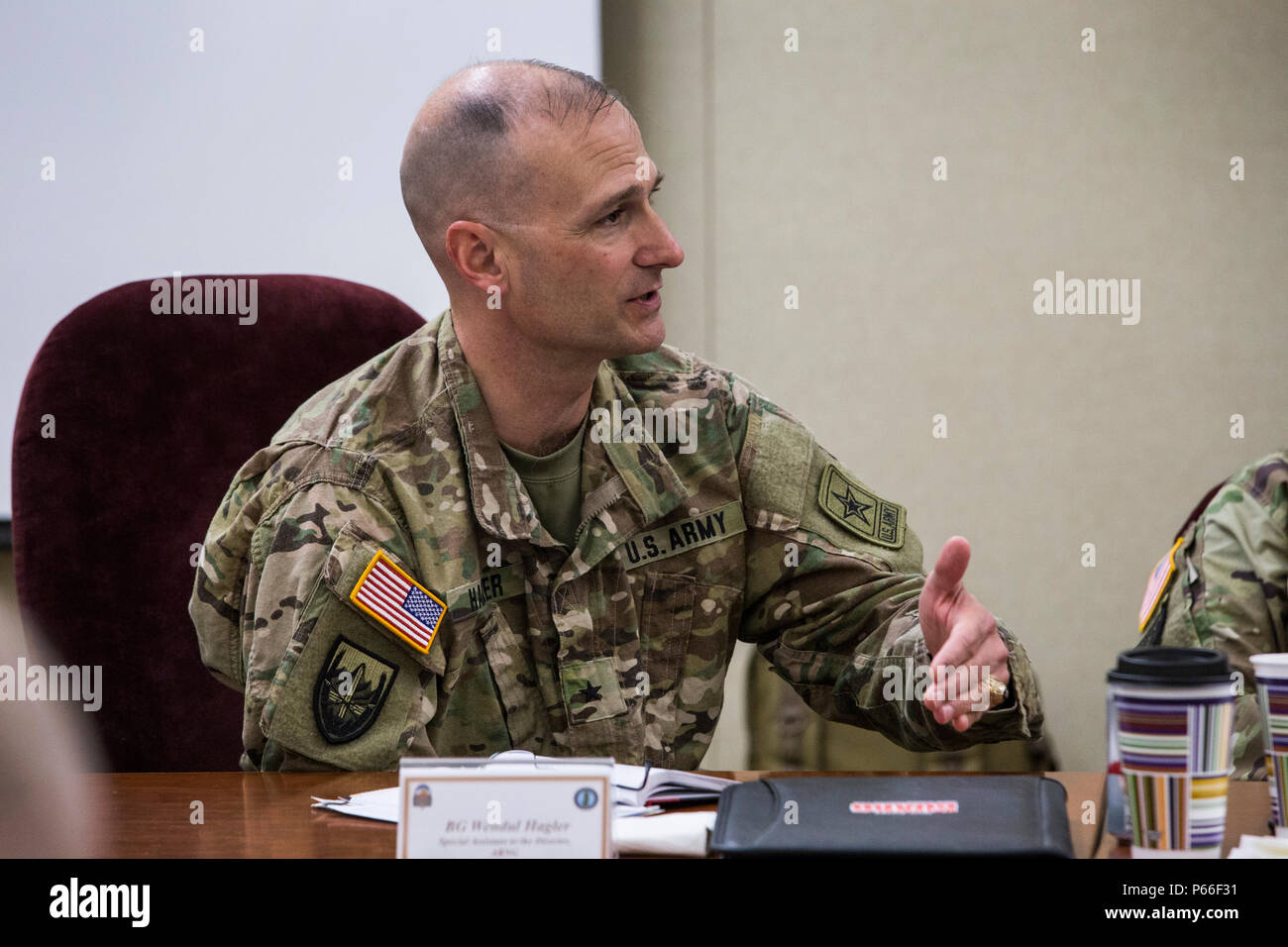 General Robert B. Abrams, Commander, US Army Forces Command, trifft sich mit den Adjutanten Generäle und ihre Vertreter von Federal Emergency Management Agency Regionen 1 und 2, die Connecticut, Maine, Massachusetts, New Hampshire, New Jersey, New York, Puerto Rico, Rhode Island, Vermont, und die Virgin Islands, auf der New Jersey Nationalgarde gemeinsame Ausbildung und Training Development Center, am gemeinsamen Basis McGuire-Dix-Lakehurst umfasst , N.j., 5. Mai 2016. Das Treffen ist ein Teil einer Reihe von Engagements zwischen dem Kommandeur des FORSCOM und Adjutanten General, die ein Forum für Infor bieten Stockfoto