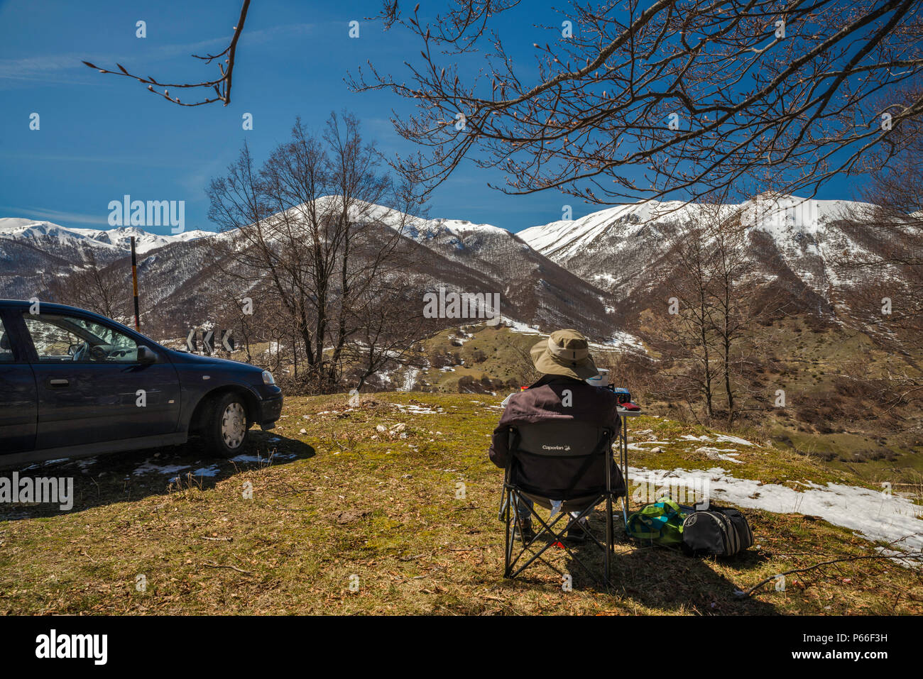 Besucher in Montagna Grande, Anfang April, südlich von Scanno, Abruzzen Massiv, zentralen Apennin, Abruzzen Nationalpark, Abruzzen, Italien Stockfoto