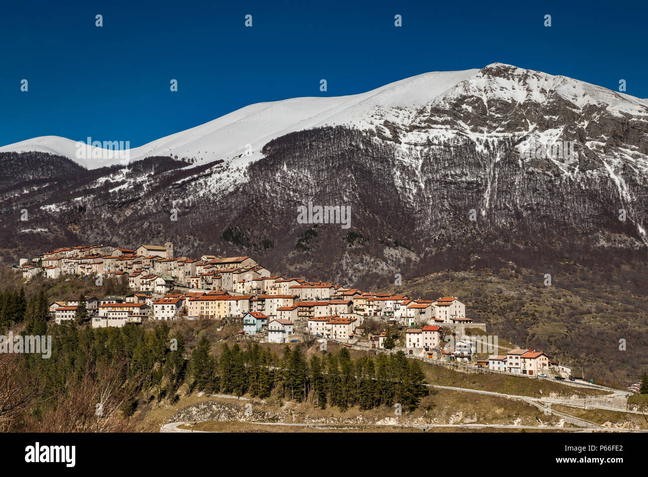 Stadt von Opi, Monte Marsicano hinter, Abruzzen Massiv (Appennino Lingala), zentralen Apennin, Abruzzen Nationalpark, Frühjahr, Abruzzen, Italien Stockfoto