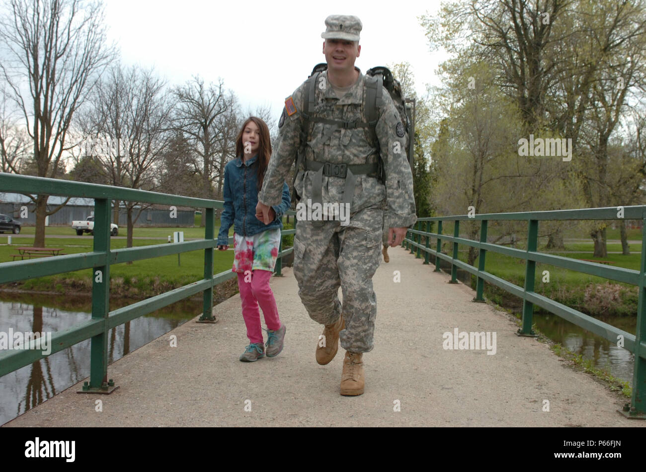 Kapitän Paul Lepley, Kaplan für die Zentrale und Sitz der Loslösung, 177Th Military Police Brigade, Michigan Nationalgarde zugewiesen, und seine 10-jährige Tochter Straße März über eine Fußgängerbrücke in McCurdy Park in La Coruña, Mich., 7. Mai 2016. Die Straße ist Teil der Blackhats 'Letzte, ein 144 MP, MP 210th Battalion, 177Th MP BDE, Konkurrenz, in der Soldaten gegeneinander in einem 3 Meile Straße März und eine Reihe von physischen Team Events konkurrieren. Die 144 MP Co wird veräußert im Rahmen einer streitkräftestruktur Neuausrichtung. (U.S. Armee Foto: Staff Sgt. Kimberly Bratic Stockfoto