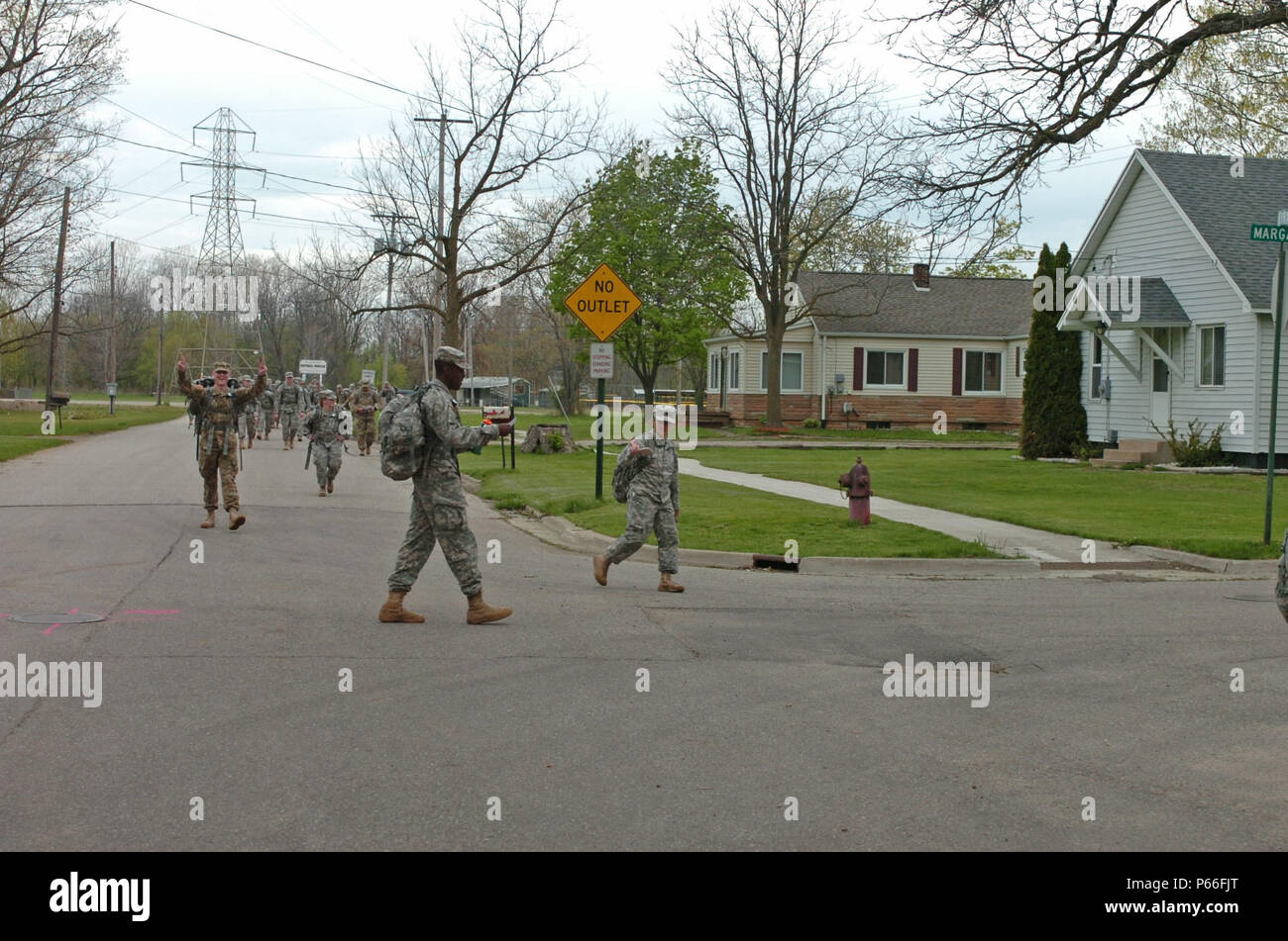 Soldaten der 144. Military Police Company, 210th MP Battalion, 177Th MP Brigade, Michigan National Guard, Straße März durch La Coruña, mich als Teil der Blackhats 'Letzte Ladung 7. Mai 2016 statt. Die Blackhats 'letzte Aufladung ist ein Wettbewerb, bei dem Soldaten gegeneinander in einem 3 Meile Straße März und eine Reihe von physischen Team Events konkurrieren. Die 144 MP Co wird veräußert im Rahmen einer streitkräftestruktur Neuausrichtung. (U.S. Armee Foto: Staff Sgt. Kimberly Bratic, 177Th MP BDE/Freigegeben) Stockfoto