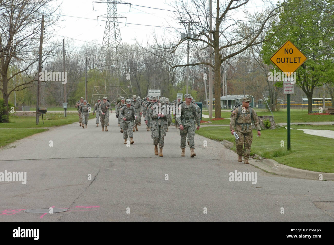 Soldaten der 144. Military Police Company, 210th MP Battalion, 177Th MP Brigade, Michigan National Guard, Straße März durch La Coruña, mich als Teil der Blackhats 'Letzte Ladung 7. Mai 2016 statt. Die Blackhats 'letzte Aufladung ist ein Wettbewerb, bei dem Soldaten gegeneinander in einem 3 Meile Straße März und eine Reihe von physischen Team Events konkurrieren. Die 144 MP Co wird veräußert im Rahmen einer streitkräftestruktur Neuausrichtung. (U.S. Armee Foto: Staff Sgt. Kimberly Bratic, 177Th MP BDE/Freigegeben) Stockfoto