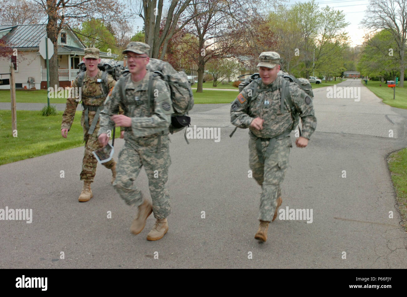 Soldaten der 144. Military Police Company, 210th MP Battalion, 177Th MP Brigade, Michigan National Guard, Straße März durch La Coruña, mich als Teil der Blackhats 'Letzte Ladung 7. Mai 2016 statt. Die Blackhats 'letzte Aufladung ist ein Wettbewerb, bei dem Soldaten gegeneinander in einem 3 Meile Straße März und eine Reihe von physischen Team Events konkurrieren. Die 144 MP Co wird veräußert im Rahmen einer streitkräftestruktur Neuausrichtung. (U.S. Armee Foto: Staff Sgt. Kimberly Bratic, 177Th MP BDE/Freigegeben) Stockfoto