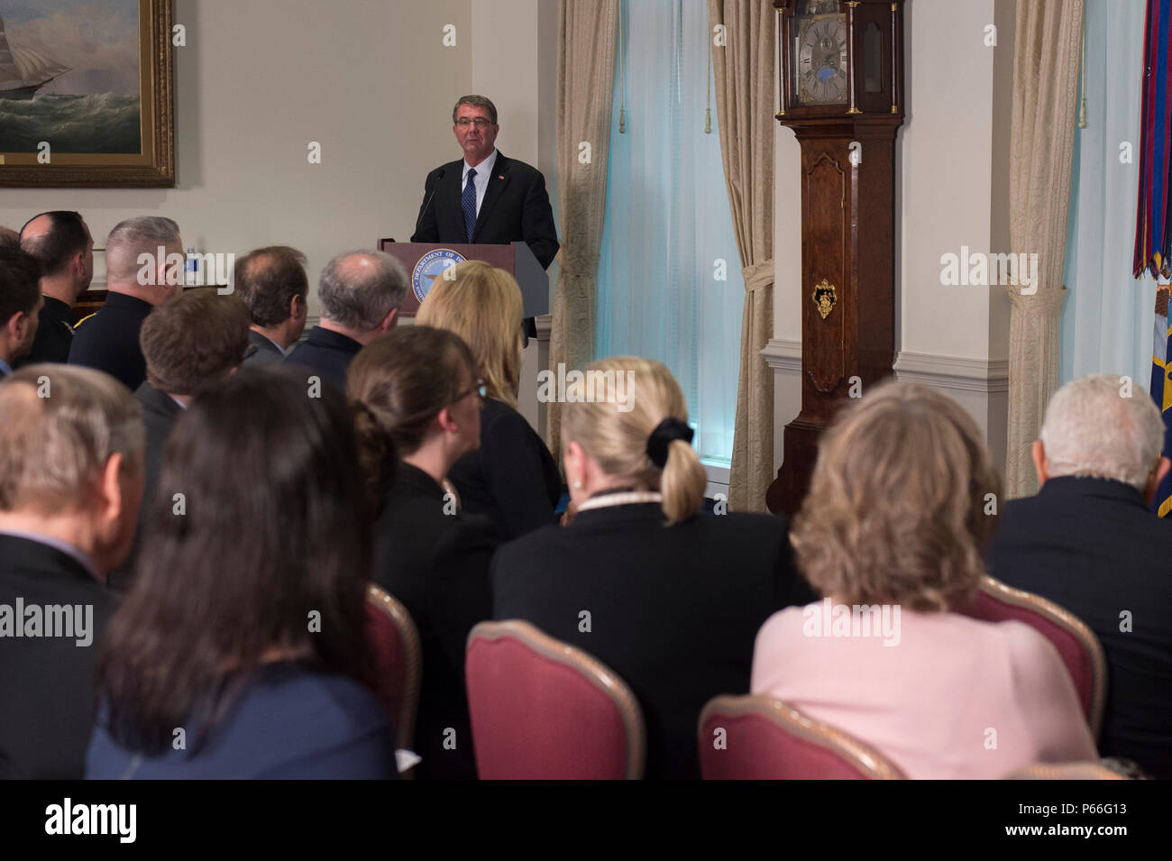 Verteidigungsminister Asche Carter liefert Erläuterungen bei einer Preisverleihung im Pentagon ehrt Dr. Henry A. Kissinger für seine Jahre des distinguished Public service Mai 9, 2016. Dr. Kissinger mit dem Verteidigungsministerium Medaille für Distinguished Public Service. (DoD Foto von Senior Master Sgt. Adrian Cadiz) (freigegeben) Stockfoto