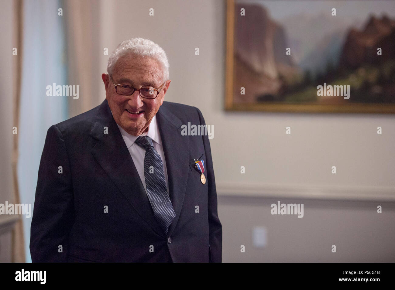 Dr. Henry A. Kissinger lächelt während der Preisverleihung durch die Verteidigungsminister im Pentagon bewirtete ihn ehrt für seine Jahre des distinguished Public service Mai 9, 2016. Dr. Kissinger mit dem Verteidigungsministerium Medaille für Distinguished Public Service. (DoD Foto von Senior Master Sgt. Adrian Cadiz) (freigegeben) Stockfoto