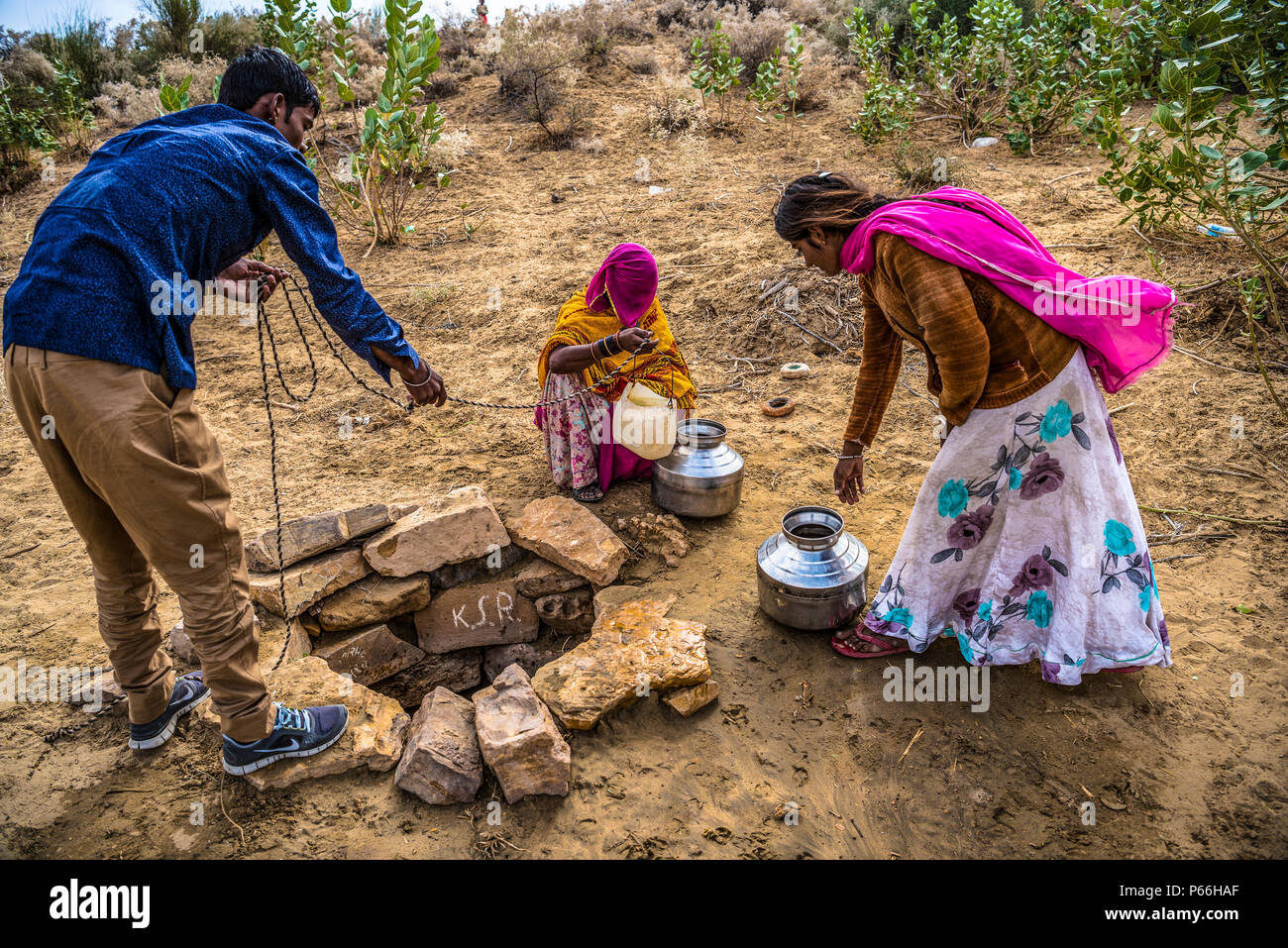 Indien Rajasthan Thar Wüste Frauen Sammeln von Wasser aus dem Brunnen Stockfoto