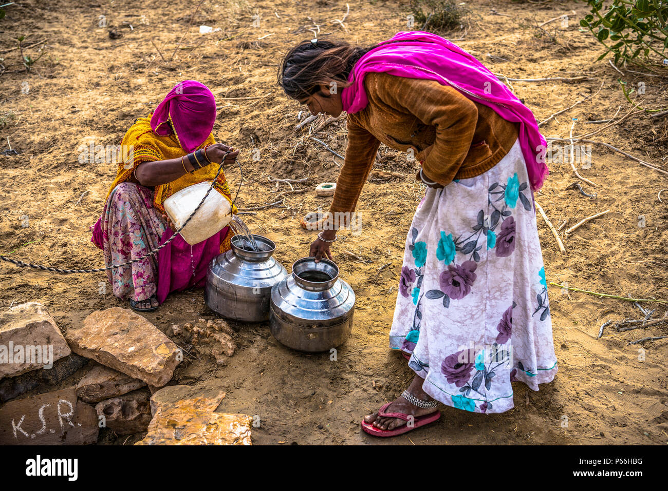 Indien Rajasthan Thar Wüste Frauen Sammeln von Wasser aus dem Brunnen Stockfoto