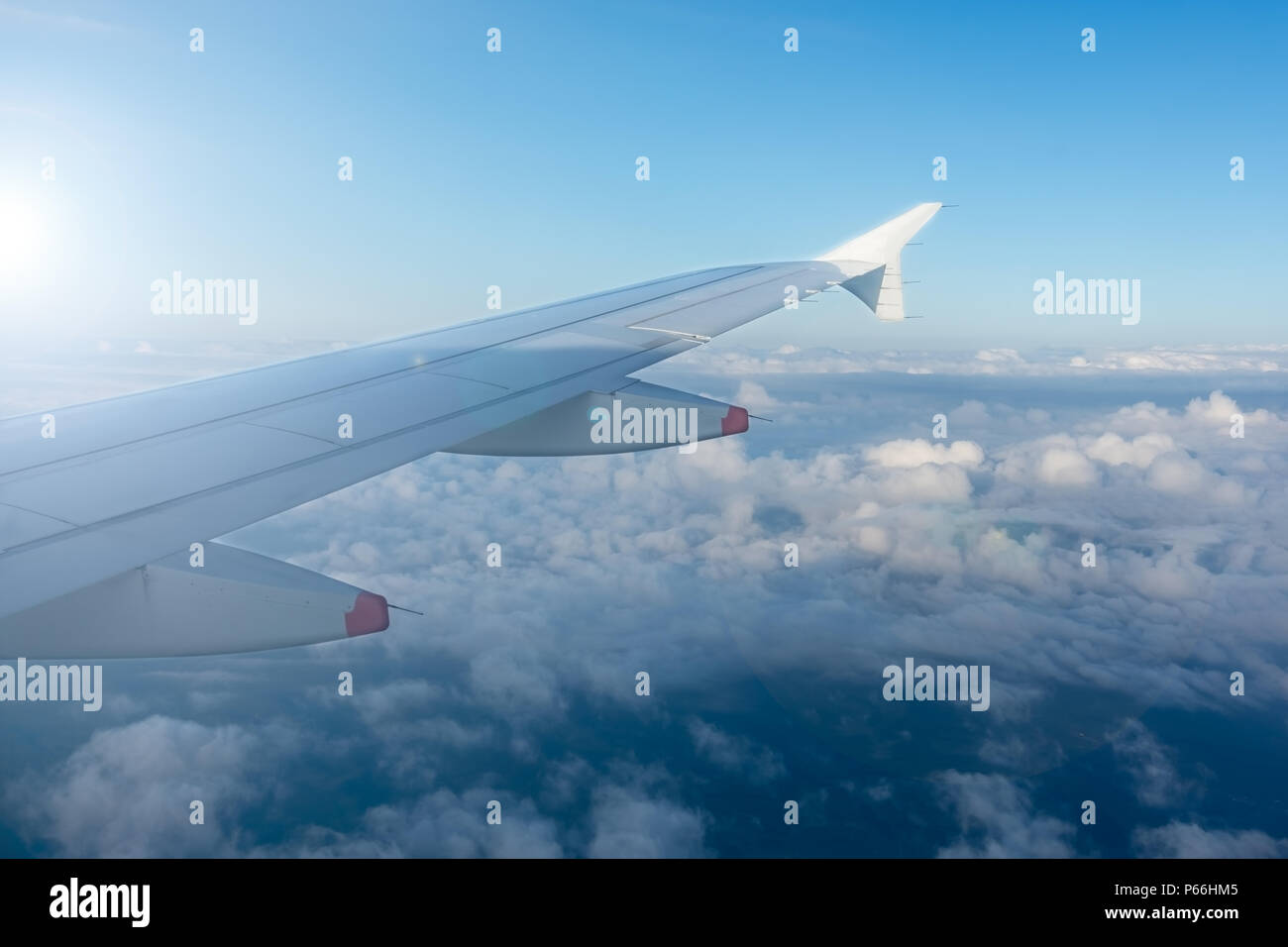 Flugzeugflügel Ansicht über der weißen Wolken Stockfoto