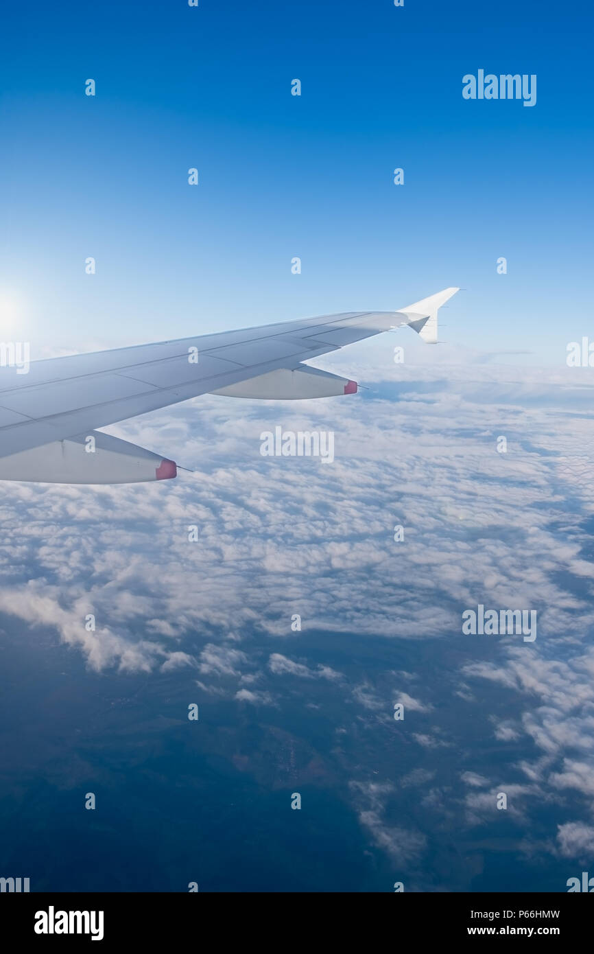 Flugzeug Ansicht über der weißen Wolken Stockfoto