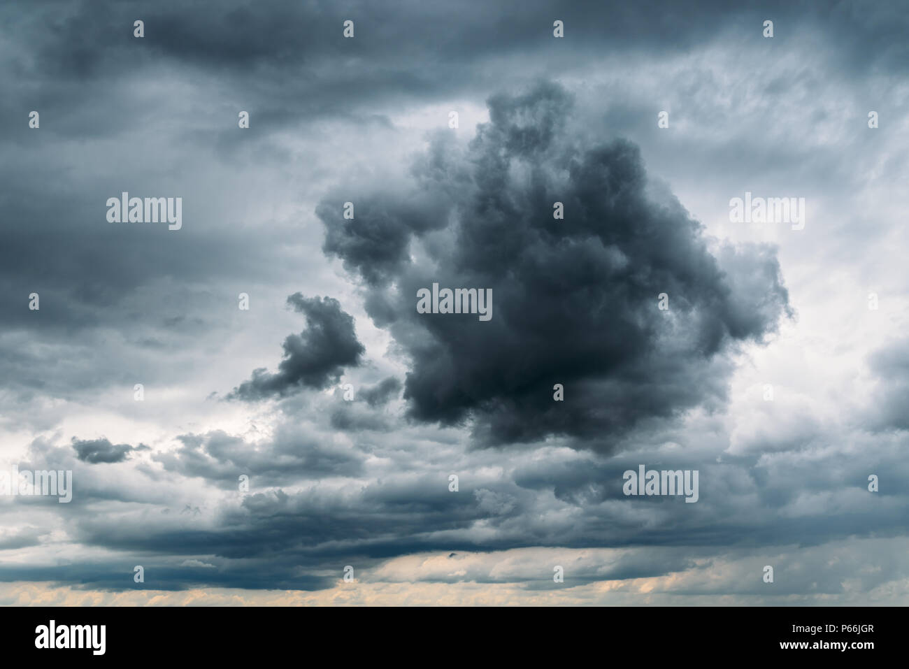 Dunkle Gewitterwolken am Himmel vor Regen Hintergrund Stockfoto